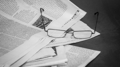 Brille liegt auf einer Zeitung